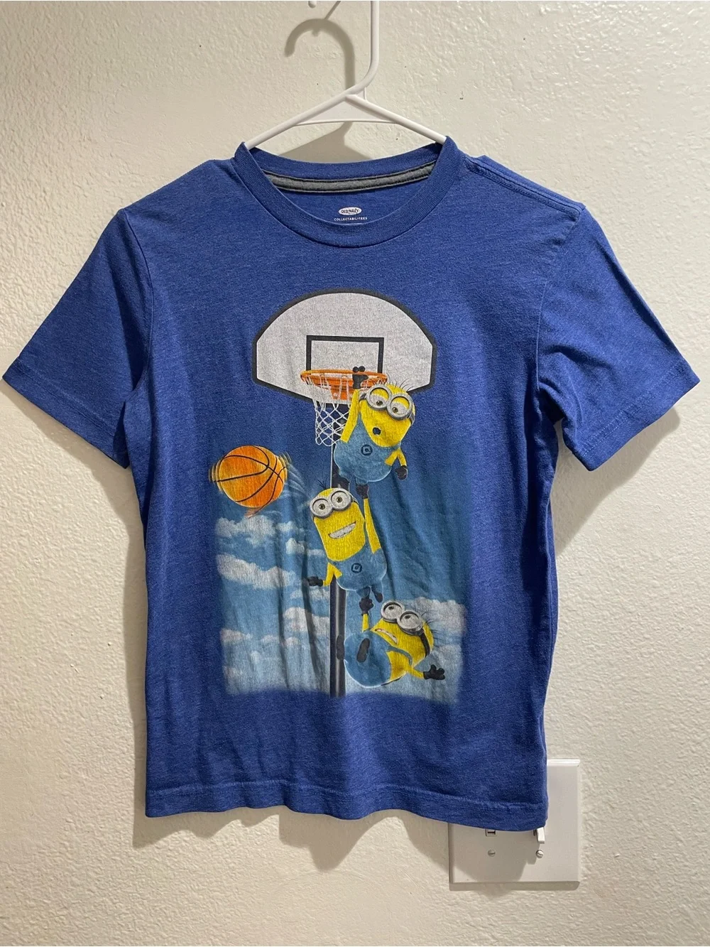 🏀Old Navy Minions Collectabilitees Basketball Dunk Tee Boy L Blue